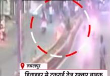 डिवाइडर से टकराई बाइक, सड़क पर घिसटते दिखे युवक, VIDEO वायरल