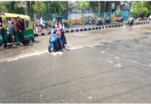 भोपाल में लोक भवन के सामने सड़क धंसी, पानी बहने से बिगड़े हालात