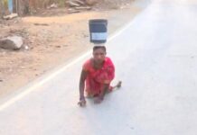 सिर पर पानी की बाल्टी, जान जोखिम में डालकर सड़क पार