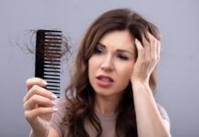 बाल झड़ने से रोकने आजमाएं ये टिप्स