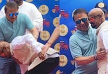 Vinod Kambli को सहारे से वानखेड़े पहुंचते देख भावुक हुए फैंस