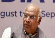 खरगे का बड़ा आरोप: “PM मोदी समानता के खिलाफ”, AIADMK गठबंधन पर साधा निशाना