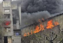 नरेला में जूते की फैक्टरी में भीषण आग, आसमान में छाया काला धुआं