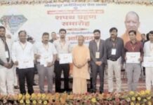 Narendra Modi के साथ Yogi Adityanath की तस्वीर बनी सियासी जरूरत