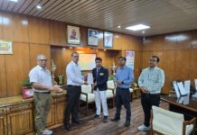 भोपाल मंडल के ‘सेफ्टी हीरोज’: डीआरएम ने संरक्षा में मिसाल पेश करने वाले 6 कर्मियों को नवाजा।