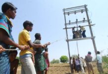 ट्रांसफार्मर क्षमता पर टकराव: 25 KVA लगाने पहुंचे कर्मियों को रोका