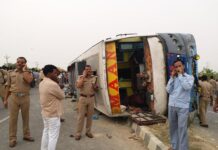 पूर्वांचल एक्सप्रेस-वे पर बस दुर्घटना, घायलों को नजदीकी अस्पताल में भर्ती कराया गया