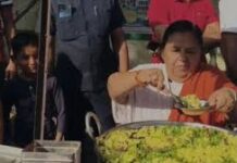 उमा भारती ने टीकमगढ़ में पोहे-जलेबी बेचकर जताया विरोध