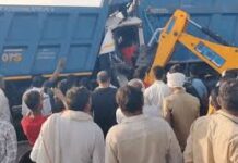 NH-48 पर भीषण हादसा, खड़े डंपर से टकराया दूसरा; चालक केबिन में फंसा