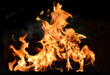 पीजी में लगी भीषण आग, जान बचाने के लिए चौथी मंजिल से कूदीं लड़कियां