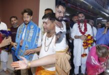 महाकाल की शरण में सितारे: अक्षय कुमार, टाइगर श्रॉफ और डिंपल कपाड़िया ने किए दर्शन