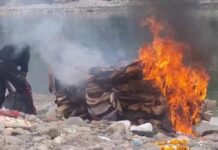 शर्मनाक हालात! बेटी के अंतिम संस्कार के लिए नहीं मिली लकड़ी, डीजल-टायर से किया दाह संस्कार