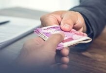 भ्रष्टाचार पर जीरो टॉलरेंस: ग्वालियर लोकायुक्त ने रंगे हाथ दबोचा घूसखोर क्लर्क, 60 हजार में तय हुआ था सौदा।