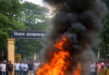 जिला न्यायालय के पास चलती बाइक बनी आग का गोला, मचा हड़कंप