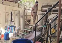 अवैध चांदी रिफाइनरी का भंडाफोड़: छापेमारी में भारी मात्रा में केमिकल और मशीनरी जब्त, दो आरोपी गिरफ्तार।