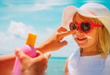 धूप में निकलने से पहले बच्चों को लगाएं सनस्क्रीन; यूवी किरणों के खतरे से ऐसे करें बचाव।