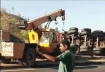 भीषण सड़क हादसा: ट्रक-ट्रेलर टक्कर में सास-दामाद की मौत, मासूम गंभीर