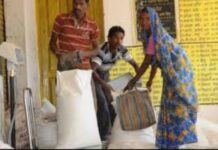 राशन नहीं मिलने पर कार्डधारियों का गुस्सा, खाली बोरी लेकर किया प्रदर्शन