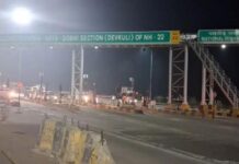 टोल प्लाजा पर बारातियों और गार्ड में भिड़ंत, फायरिंग में दो युवक घायल