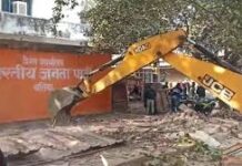 बुलडोजर के साथ नामांकन भरने पहुंचे भाजपा उम्मीदवार, वजह जानकर रह जाएंगे हैरान