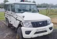 डिवाइडर से टकराकर बेकाबू हुआ ट्रक, पुलिस वाहन में जा घुसा