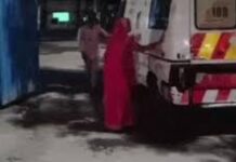 घटना के बाद प्रशासन की सख्त कार्रवाई, दो कर्मचारी बर्खास्त