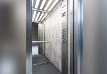 तेंदूखेड़ा में बड़ा हादसा: इलेक्ट्रॉनिक्स शोरूम में लिफ्ट टूटने से मची चीख-पुकार