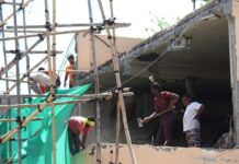 अपने ही हाथों उजड़ते सपने, मेरठ में दुकानों पर खुद चला रहे हथौड़ा