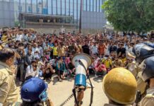 नोएडा सेक्टर-80 में कर्मचारियों का बवाल, पत्थरबाजी के बाद पुलिस का लाठीचार्ज