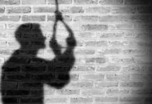 बेवफाई से टूटकर पति ने पत्नी के सामने उठाया खौफनाक कदम