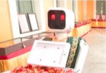 मतदान केंद्र पर AI रोबोट ‘नीला’ का स्वागत, मतदाताओं के बीच बना आकर्षण