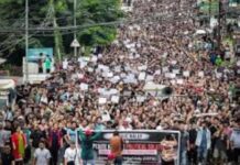 मणिपुर में शांति की मांग को लेकर उग्र प्रदर्शन, हजारों लोग सड़कों पर