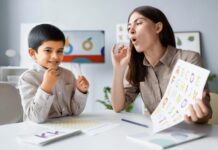 ऑटिज्म के शुरुआती लक्षण, जिन्हें नजरअंदाज करना पड़ सकता है भारी