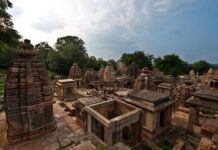 चंबल के बीहड़ का रहस्यमयी मंदिर, आधी रात की आरती में जुटते हैं भक्त