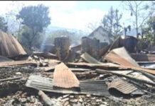 एक हत्या ने भड़काई आग, 30 घर बने खंडहर; पुलिस शांति में जुटी