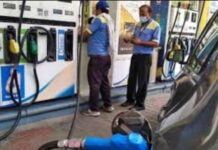 पड़ोसी देशों में आसमान छूते पेट्रोल दाम, भारत में अब भी राहत