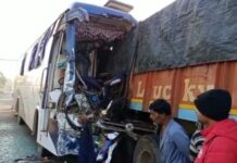 ब्लैक स्पॉट पर हुआ हादसा, ड्राइवर की केबिन में फंसी हालत में मौत