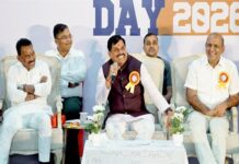 मुख्यमंत्री डॉ. यादव ने महू में विद्यार्थियों को प्लेसमेंट प्रमाण-पत्र किए वितरित