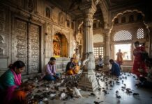 मन्नत पूरी होने पर इस मंदिर में चढ़ती है हरी लौकी तो कहीं भगवान पी जाते हैं शराब, भारत के 5 सबसे अनोखे मंदिर