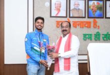 उप मुख्यमंत्री अरुण साव से छत्तीसगढ़ के अंतरराष्ट्रीय शूटर दिव्यांशु ने की मुलाकात