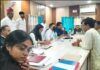 समाधान दिवस- डीएम ने सुनीं फरियादियों की समस्याएं, लापरवाह अधिकारियों पर होगी सख्त कार्रवाई