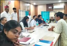 समाधान दिवस- डीएम ने सुनीं फरियादियों की समस्याएं, लापरवाह अधिकारियों पर होगी सख्त कार्रवाई