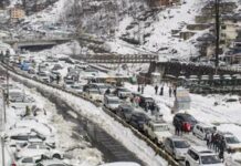 मनाली में ट्रैफिक का बुरा हाल: घंटों जाम में फंसे वाहन, पर्यटक परेशान