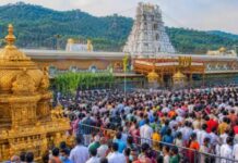 30 घंटे तक लाइन में खड़े हो रहे हैं भक्त, फिर होते हैं भगवान वेंकटेश के दर्शन, तिरुपति मंदिर में इतनी भीड़ क्यों?