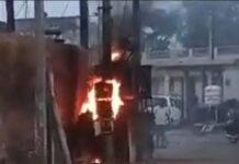 आंधी-बारिश में ट्रांसफार्मर में लगी आग-ग्रामीणों ने खुद बुझाई लपटें