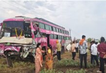 हाईवे पर डबल डेकर बस में ट्रक की टक्कर, 15 से अधिक घायल