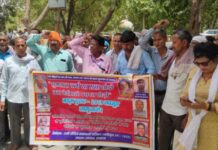 ठगी पीड़ितों ने भुगतान की मांग को लेकर जिलाधिकारी को सौंपा ज्ञापन