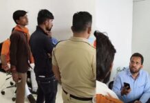 तिलक लगाने पर विवाद बढ़ा, मुबारिक पर धमकी देने का आरोप