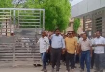 मांगों को लेकर कर्मचारियों ने कमिश्नर कार्यालय पहुंचकर किया प्रदर्शन