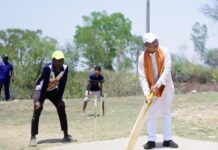 जब मुख्यमंत्री उतरे मैदान में: सुशासन तिहार में बच्चों संग खेला क्रिकेट, बढ़ाया हौसला